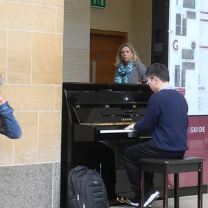 游泳爆乳露双奶头被教练玩弄
