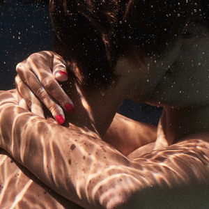 游泳爆乳露双奶头被教练玩弄
